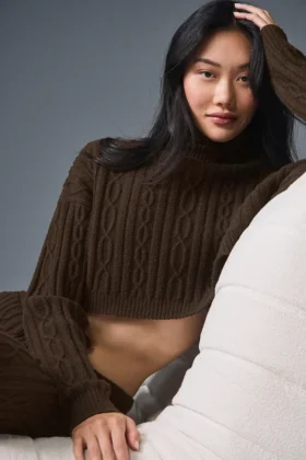 Krótki sweter z golfem „Winter Bliss” z dzianiny warkoczowej z długim rękawem – Espresso