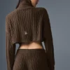 Krótki sweter z golfem „Winter Bliss” z dzianiny warkoczowej z długim rękawem – Espresso