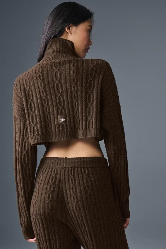 Krótki sweter z golfem „Winter Bliss” z dzianiny warkoczowej z długim rękawem – Espresso