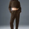 Krótki sweter z golfem „Winter Bliss” z dzianiny warkoczowej z długim rękawem – Espresso