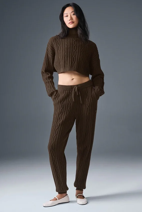 Krótki sweter z golfem „Winter Bliss” z dzianiny warkoczowej z długim rękawem – Espresso