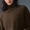 Krótki sweter z golfem „Winter Bliss” z dzianiny warkoczowej z długim rękawem – Espresso