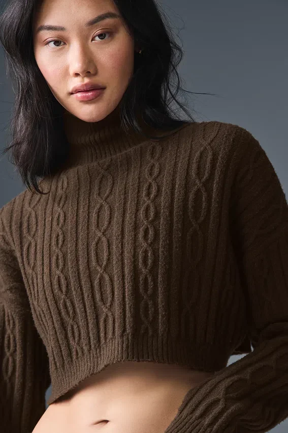 Krótki sweter z golfem „Winter Bliss” z dzianiny warkoczowej z długim rękawem – Espresso