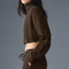 Krótki sweter z golfem „Winter Bliss” z dzianiny warkoczowej z długim rękawem – Espresso