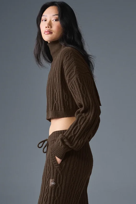 Krótki sweter z golfem „Winter Bliss” z dzianiny warkoczowej z długim rękawem – Espresso