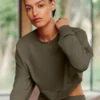 Krótki sweter z okrągłym dekoltem Sway – kolor drzewa oliwnego