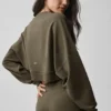 Krótki sweter z okrągłym dekoltem Sway – kolor drzewa oliwnego