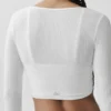 Krótki sweter z prążkowanej dzianiny „Whisper” – biały