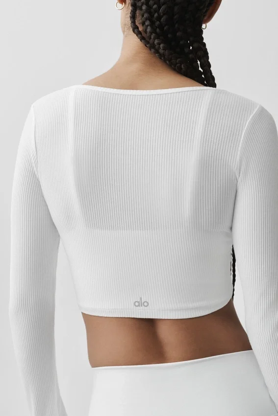 Krótki sweter z prążkowanej dzianiny „Whisper” – biały
