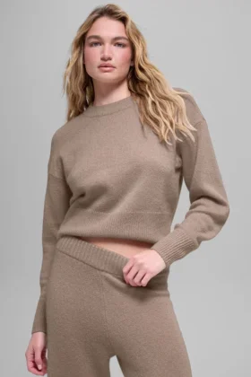 Krótki sweter z wełny i kaszmiru z okrągłym dekoltem z kolekcji New Class – Chai Latte