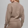 Krótki sweter z wełny i kaszmiru z okrągłym dekoltem z kolekcji New Class – Chai Latte