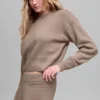 Krótki sweter z wełny i kaszmiru z okrągłym dekoltem z kolekcji New Class – Chai Latte