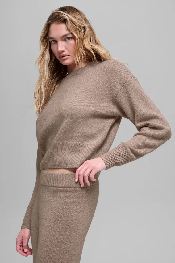 Krótki sweter z wełny i kaszmiru z okrągłym dekoltem z kolekcji New Class – Chai Latte