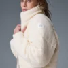 Kurtka puchowa typu „Darling Sweater” – kolor kości słoniowej