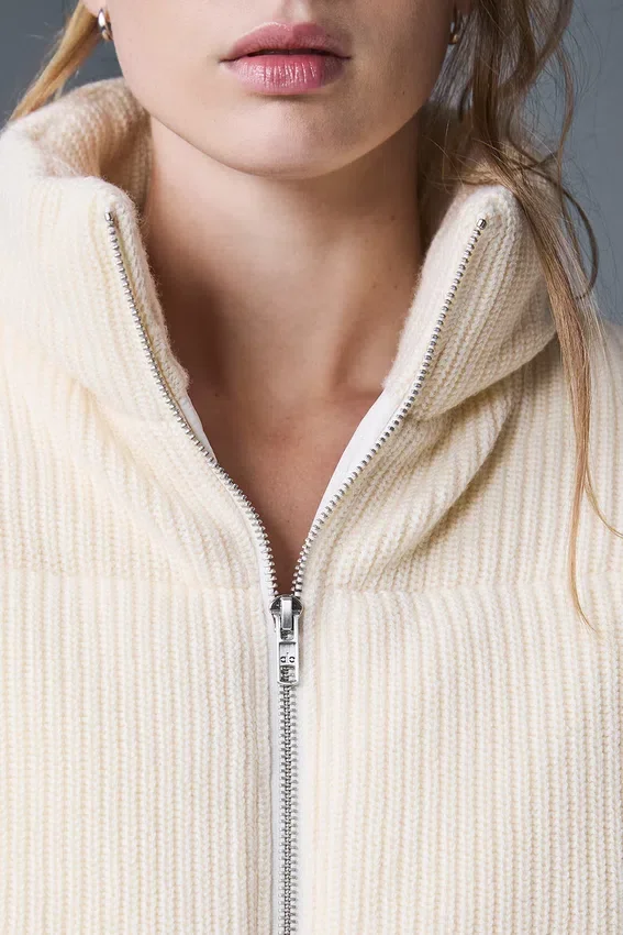 Kurtka puchowa typu „Darling Sweater” – kolor kości słoniowej