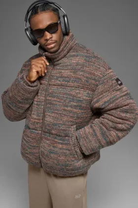 Kurtka puchowa typu „sweater puffer” – brązowa w wielokolorowe wzory