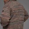 Kurtka puchowa typu „sweater puffer” – brązowa w wielokolorowe wzory