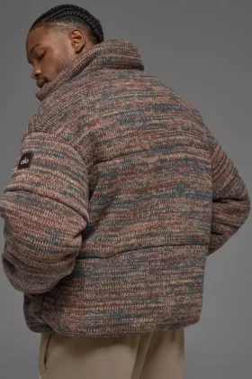 Kurtka puchowa typu „sweater puffer” – brązowa w wielokolorowe wzory