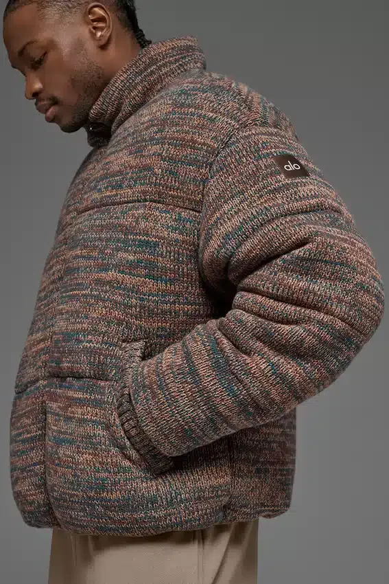 Kurtka puchowa typu „sweater puffer” – brązowa w wielokolorowe wzory