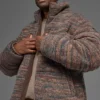 Kurtka puchowa typu „sweater puffer” – brązowa w wielokolorowe wzory