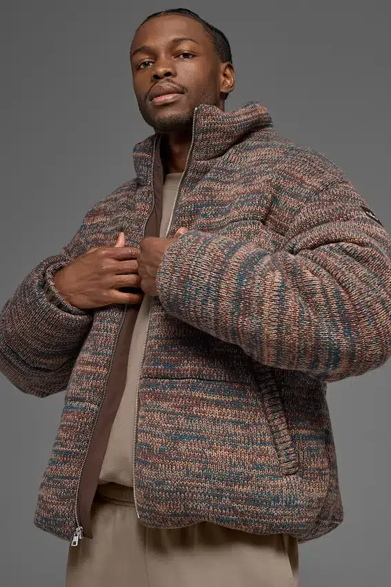 Kurtka puchowa typu „sweater puffer” – brązowa w wielokolorowe wzory
