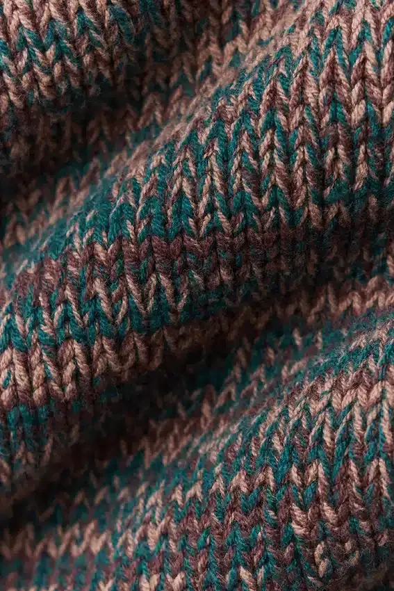 Kurtka puchowa typu „sweater puffer” – brązowa w wielokolorowe wzory
