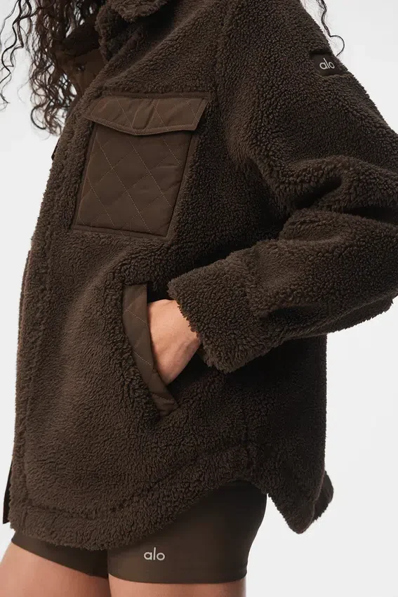 Kurtka typu shacket z lamówką z polaru Sherpa – kolor espresso
