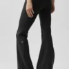 Legginsy Airbrush z niskim stanem i rozszerzanymi nogawkami – czarne
