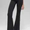 Legginsy Alo Softsculpt 7/8 z podwiniętymi nogawkami – czarne