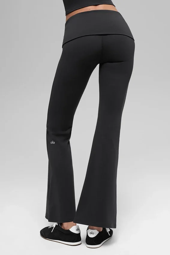 Legginsy Alo Softsculpt 7/8 z podwiniętymi nogawkami – czarne