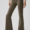 Legginsy Alo Softsculpt 7/8 z podwiniętymi nogawkami i rozszerzanymi nogawkami – Olive Tree