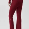 Legginsy Alo Softsculpt 7/8 z podwiniętymi nogawkami i rozszerzanymi nogawkami – Summer Romance Red