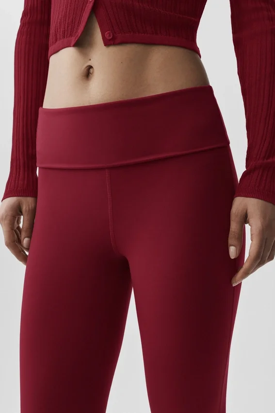 Legginsy Alo Softsculpt 7/8 z podwiniętymi nogawkami i rozszerzanymi nogawkami – Summer Romance Red