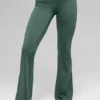 Legginsy Alo Softsculpt 7/8 z podwiniętymi nogawkami – kolor Clover Green