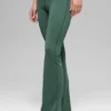 Legginsy Alo Softsculpt 7/8 z podwiniętymi nogawkami – kolor Clover Green