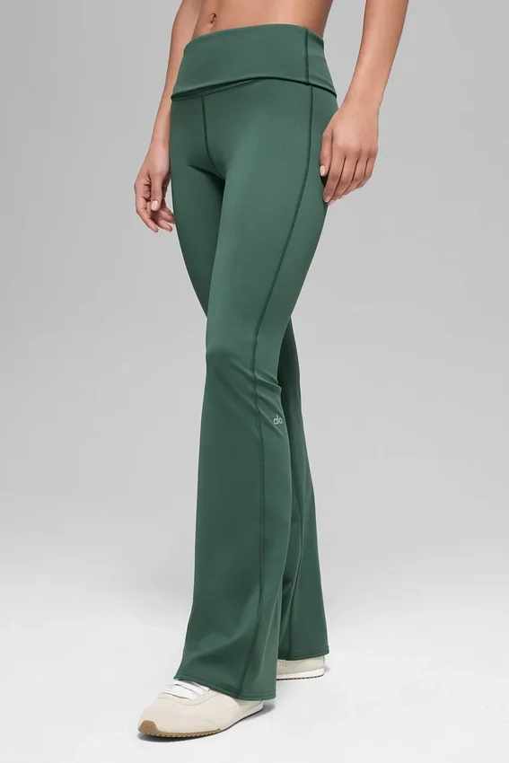 Legginsy Alo Softsculpt 7/8 z podwiniętymi nogawkami – kolor Clover Green