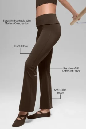 Legginsy Alo Softsculpt 7/8 z podwiniętymi nogawkami – kolor espresso