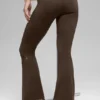Legginsy Alo Softsculpt 7/8 z podwiniętymi nogawkami – kolor espresso