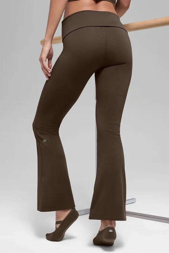 Legginsy Alo Softsculpt 7/8 z podwiniętymi nogawkami – kolor espresso