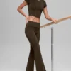Legginsy Alo Softsculpt 7/8 z podwiniętymi nogawkami – kolor espresso