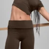 Legginsy Alo Softsculpt 7/8 z podwiniętymi nogawkami – kolor espresso