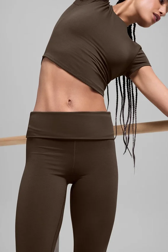 Legginsy Alo Softsculpt 7/8 z podwiniętymi nogawkami – kolor espresso