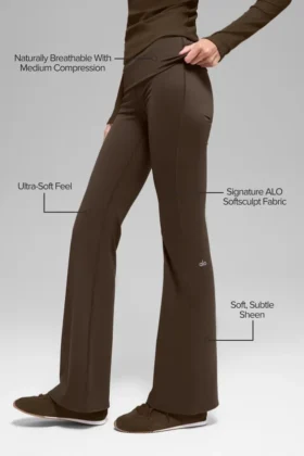 Legginsy Alo Softsculpt z podwiniętym dołem i rozszerzanymi nogawkami – Espresso