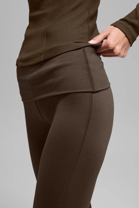 Legginsy Alo Softsculpt z podwiniętym dołem i rozszerzanymi nogawkami – Espresso