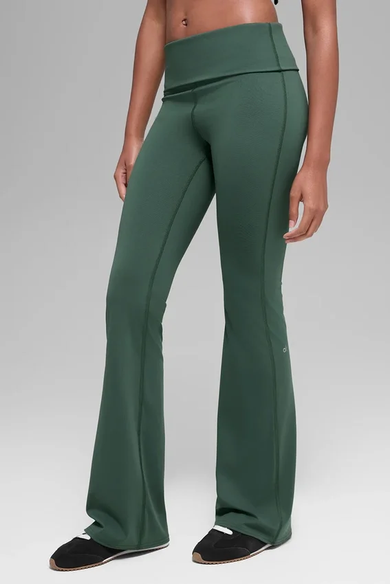 Legginsy Alo Softsculpt z podwiniętym pasem i rozszerzanymi nogawkami – kolor Clover Green