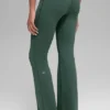 Legginsy Alo Softsculpt z podwiniętym pasem i rozszerzanymi nogawkami – kolor Clover Green