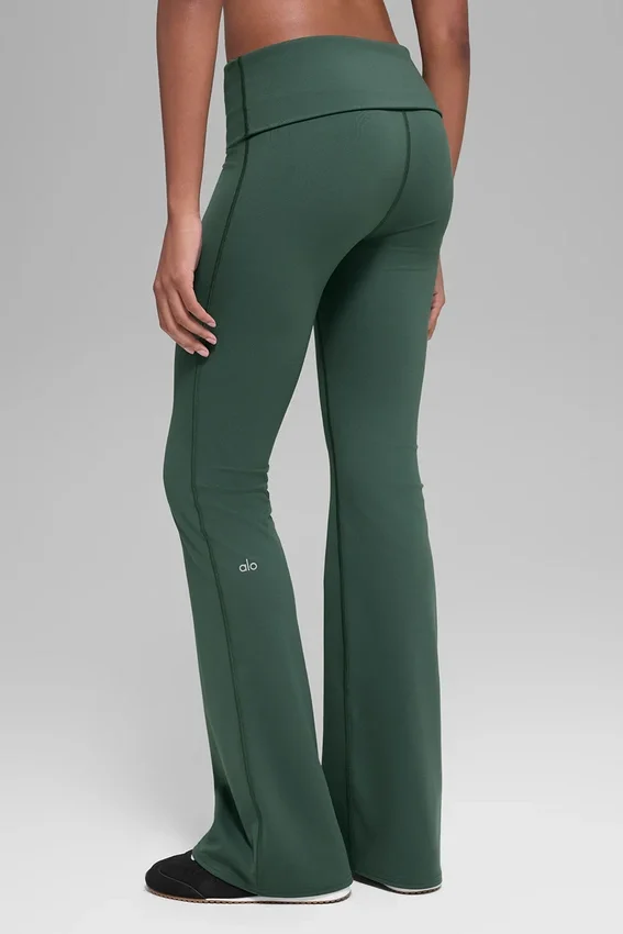 Legginsy Alo Softsculpt z podwiniętym pasem i rozszerzanymi nogawkami – kolor Clover Green