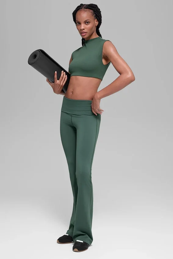 Legginsy Alo Softsculpt z podwiniętym pasem i rozszerzanymi nogawkami – kolor Clover Green