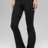 Legginsy Alo Softsculpt z podwiniętymi nogawkami – czarne