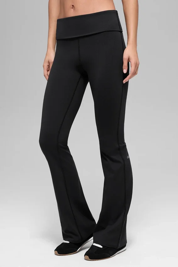 Legginsy Alo Softsculpt z podwiniętymi nogawkami – czarne